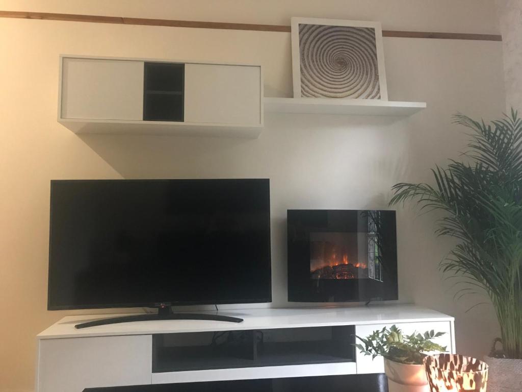 TV a/nebo společenská místnost v ubytování Suites Mendibil Irun