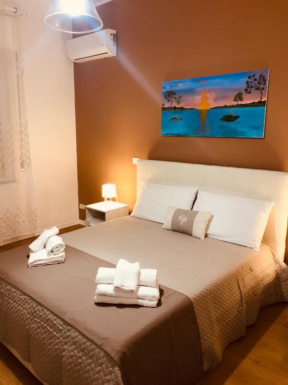 1 dormitorio con 1 cama con toallas en CONCORDIA LUXURY, en Agrigento