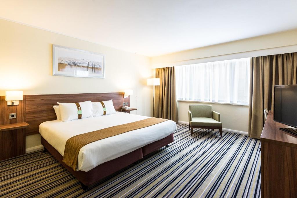 Tempat tidur dalam kamar di Holiday Inn Brighton Seafront, an IHG Hotel