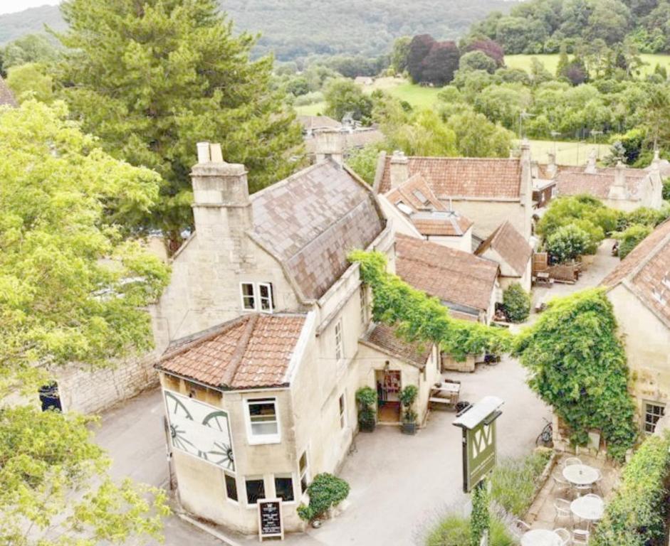 una vista aérea de una casa antigua en un pueblo en Wheelwrights Arms Country Inn & Pub, en Bath