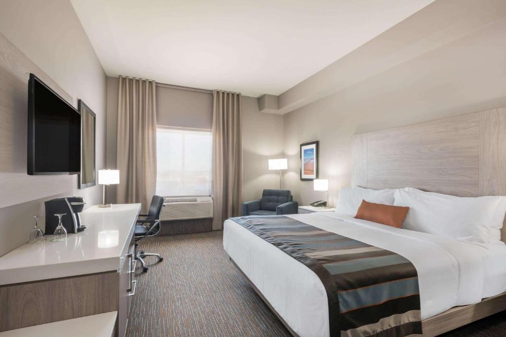 Postel nebo postele na pokoji v ubytování Wingate by Wyndham Dieppe Moncton