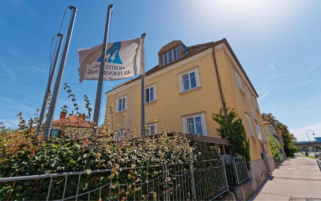 een gebouw met een vlag erop bij Radfahrerherberge Krems in Krems an der Donau