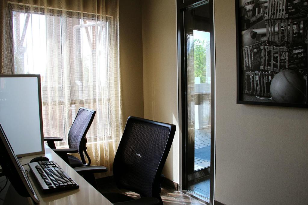 Holiday Inn Express & Suites Riverport Richmond by IHG photo