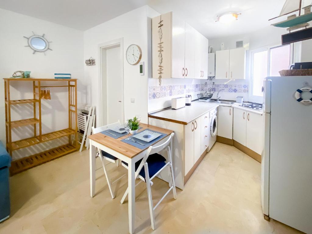 Kuchyňa alebo kuchynka v ubytovaní Homely Málaga Goleta