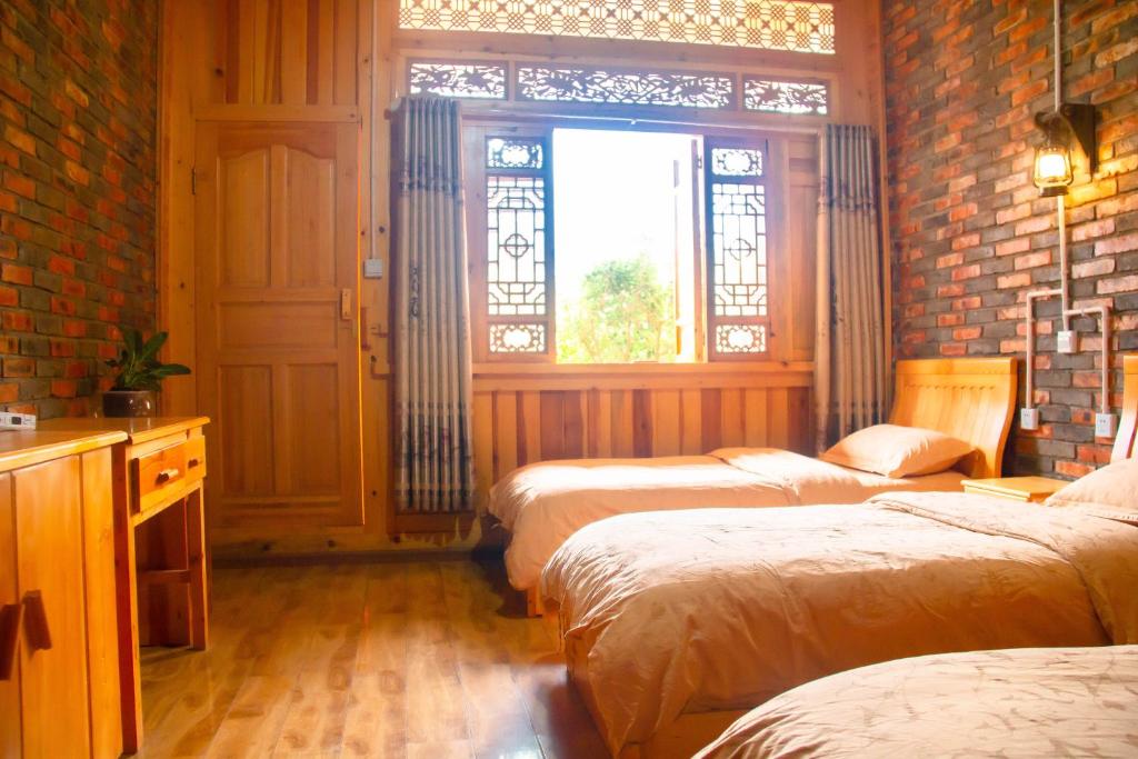 Postel nebo postele na pokoji v ubytování Tiger leaping gorge tea horse gasthaus