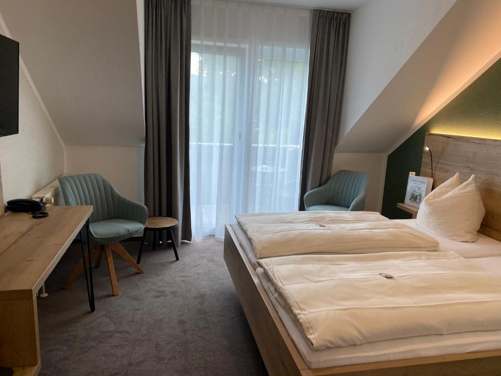 Postel nebo postele na pokoji v ubytování Hotel & Restaurant Kronenhof am Weser-Radweg