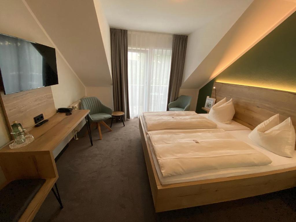 Postel nebo postele na pokoji v ubytování Hotel & Restaurant Kronenhof am Weser-Radweg