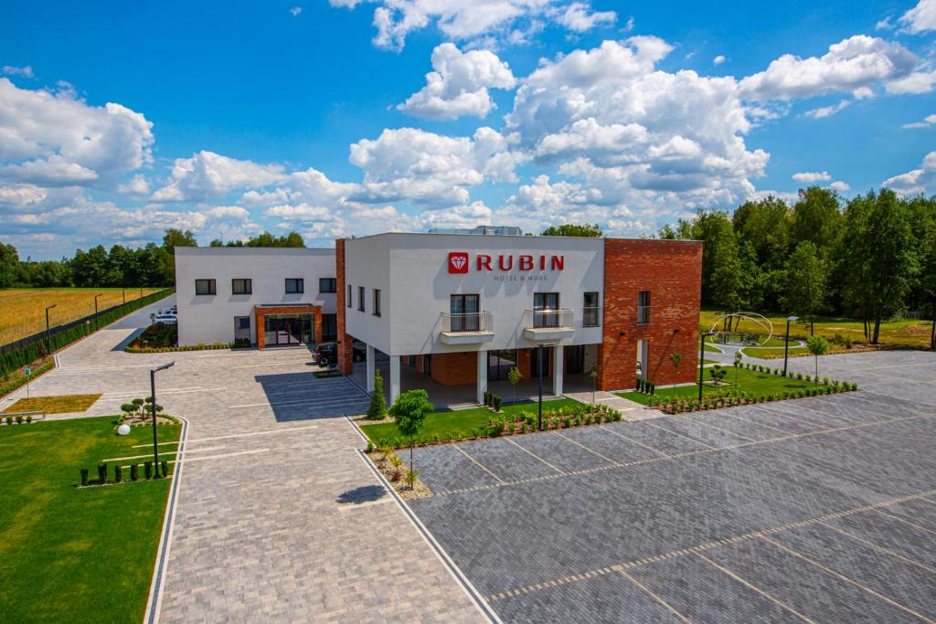 un edificio con un cartel de ruflin en el costado. en Hotel Rubin, en Stara Blotnica