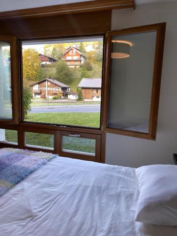 Un pat sau paturi într-o cameră la Luxury family apartment Engelberg