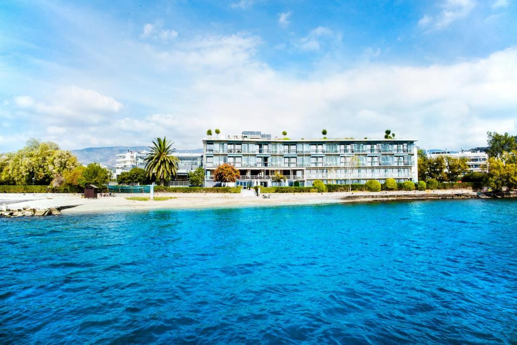 ein Hotel am Ufer eines Wasserkörpers in der Unterkunft Domotel Xenia Volos in Volos