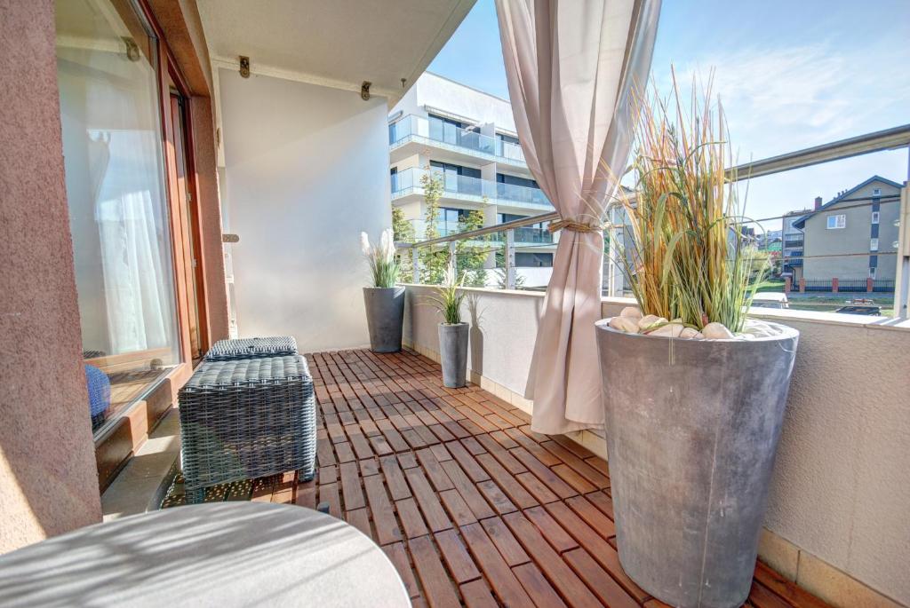 een balkon met wat planten en een raam bij HelApart - Helska Villa in Hel