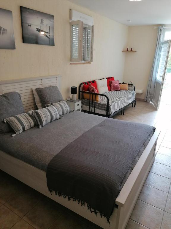 Hôtes de l'Isle - Habitación Cuádruple Con Vista Al Jardín