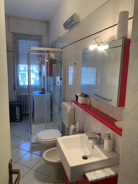 A bathroom at Appartamento nel cuore di Arona - box privato