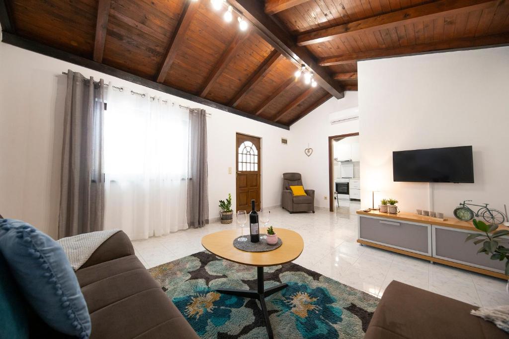 Televízia a/alebo spoločenská miestnosť v ubytovaní Maslina Apartman