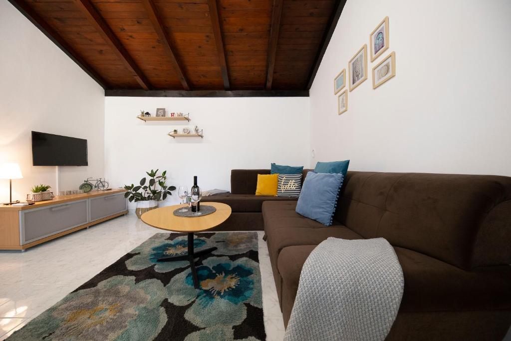 Televízia a/alebo spoločenská miestnosť v ubytovaní Maslina Apartman