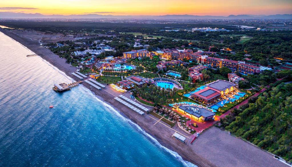 eine Luftansicht eines Resorts am Strand in der Unterkunft Megasaray Club Belek in Belek