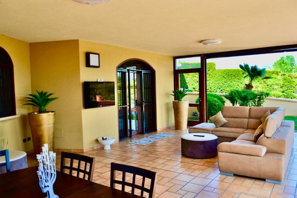 A seating area at Villa Grisì