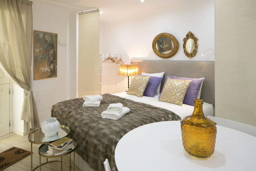 um quarto com uma cama grande e toalhas em Central Gold Studio em Lisboa