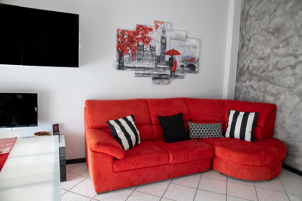 A seating area at Appartamento nel cuore di Arona - box privato
