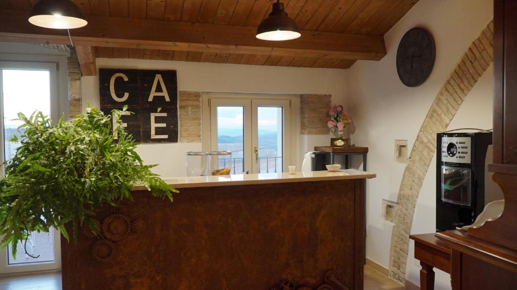 eine Küche mit einer Bar mit einer Pflanze darin in der Unterkunft Residenza delle Grazie in Miglionico