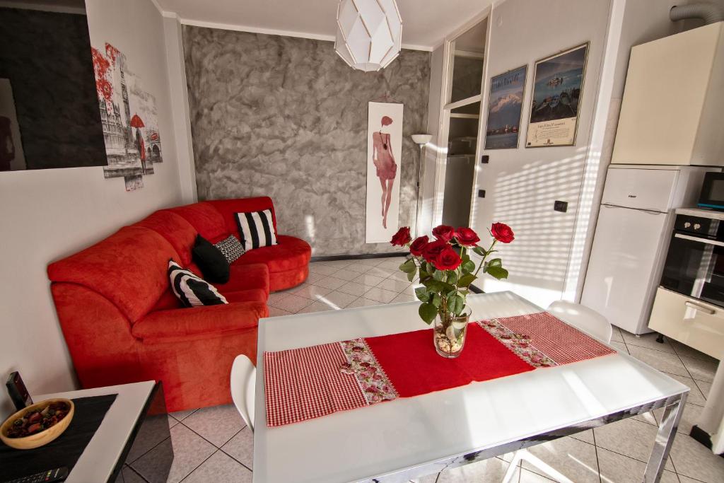 A kitchen or kitchenette at Appartamento nel cuore di Arona - box privato
