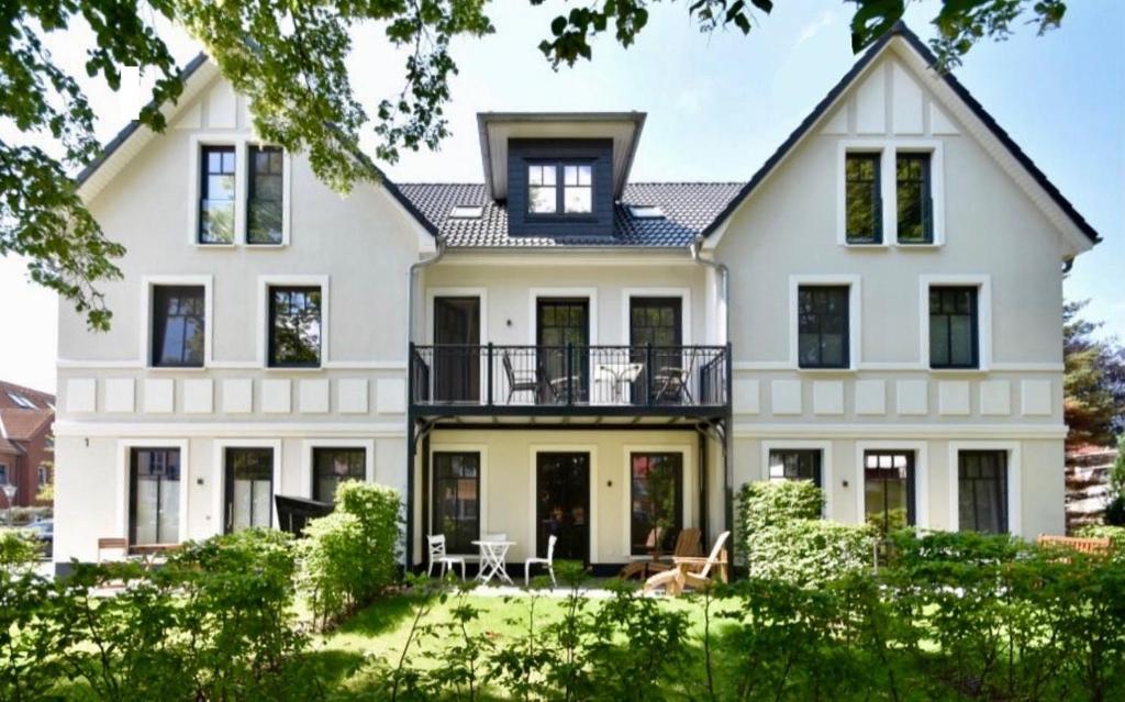 una grande casa bianca con balcone di Villa StrandEins a Rerik