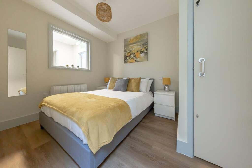 ein Schlafzimmer mit einem großen Bett und einem Fenster in der Unterkunft Apartment 3, Isabella House, Aparthotel, By RentMyHouse in Hereford