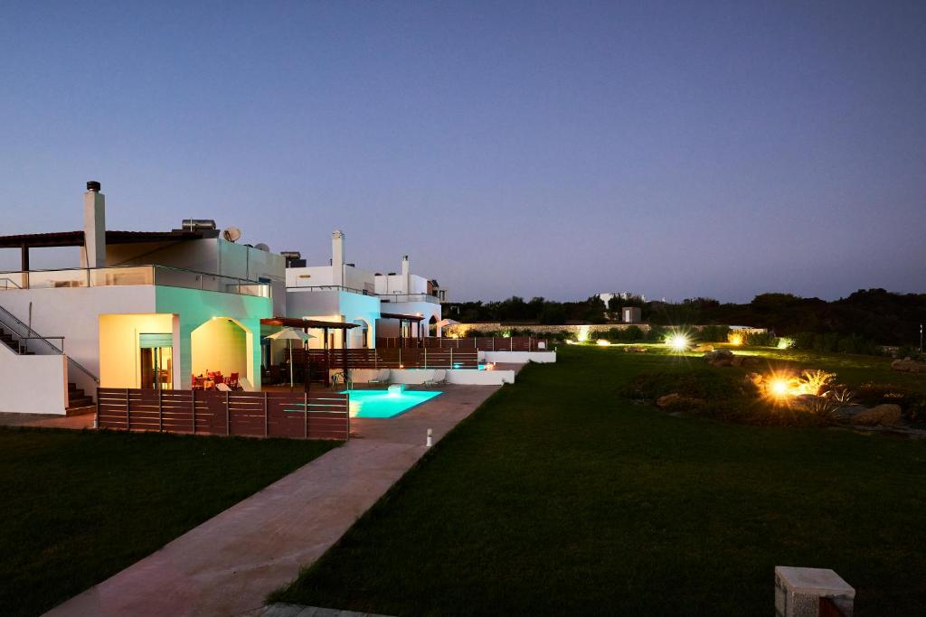 Bazén v ubytování Nerida Beachfront Villas nebo v jeho okolí
