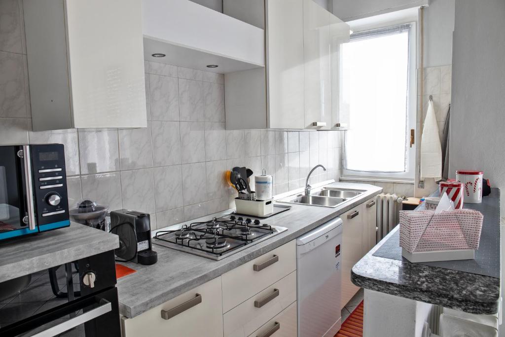 A kitchen or kitchenette at Appartamento nel cuore di Arona - box privato