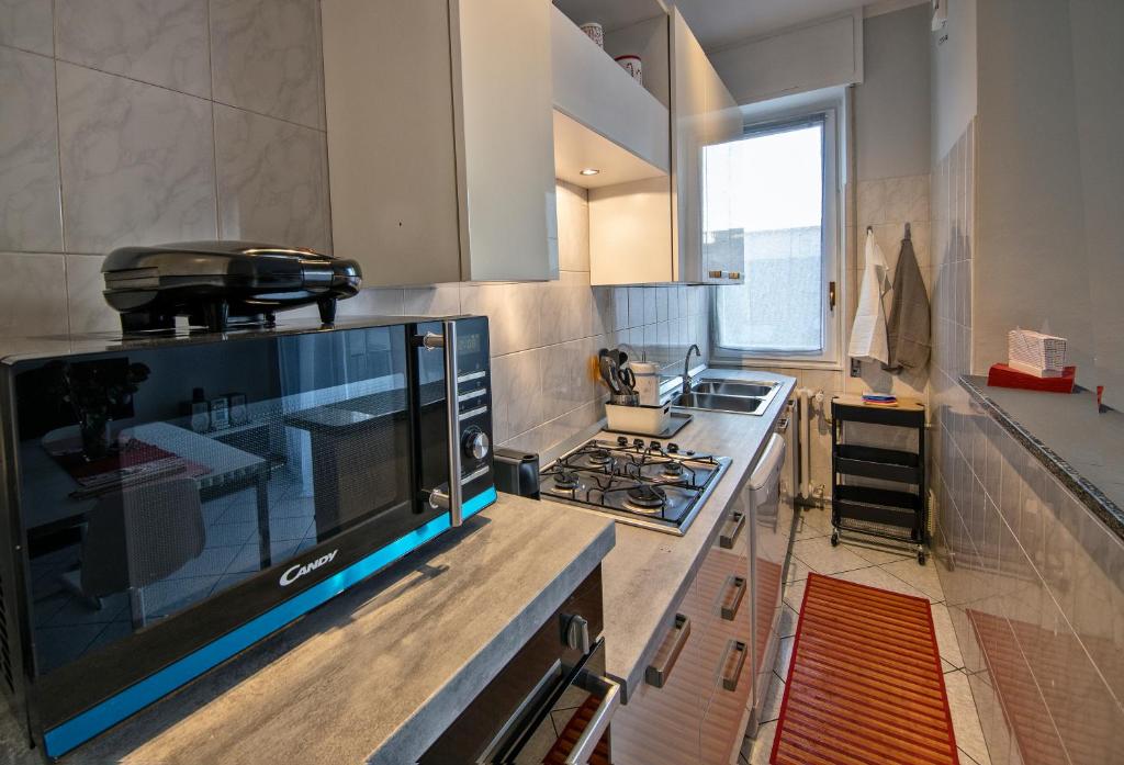 A kitchen or kitchenette at Appartamento nel cuore di Arona - box privato