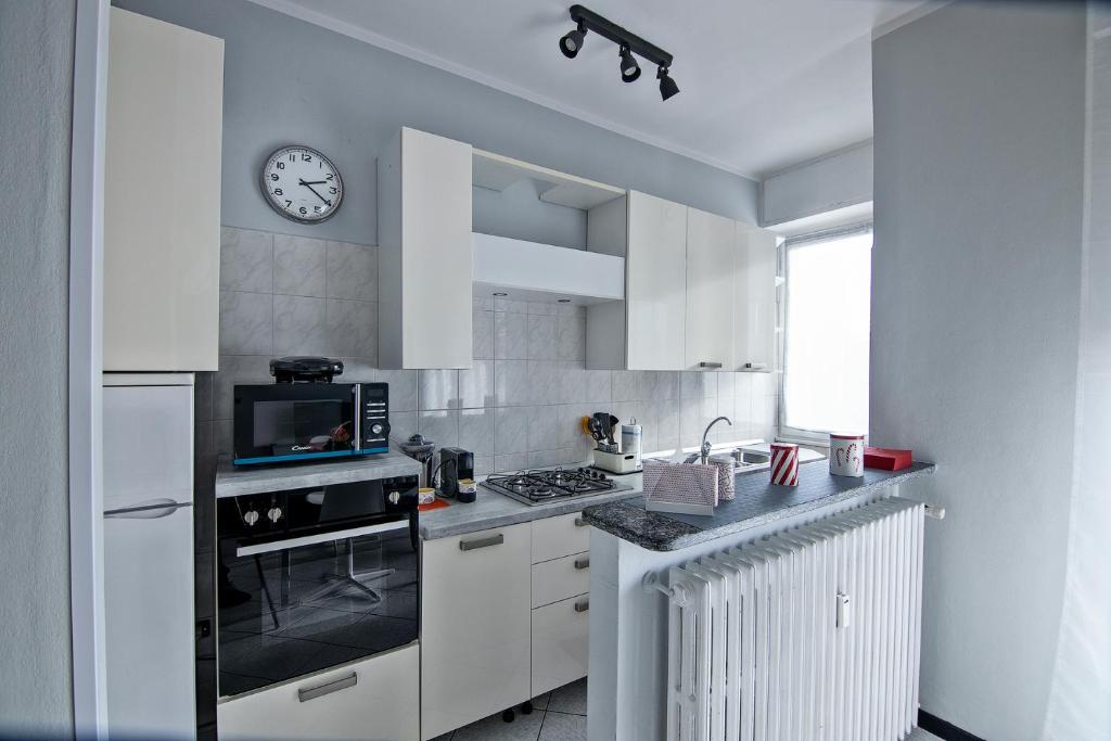 A kitchen or kitchenette at Appartamento nel cuore di Arona - box privato