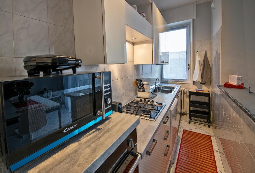 A kitchen or kitchenette at Appartamento nel cuore di Arona - box privato
