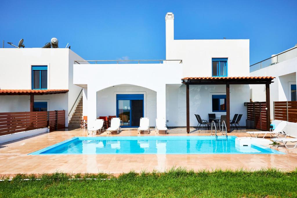 Bazén v ubytování Nerida Beachfront Villas nebo v jeho okolí