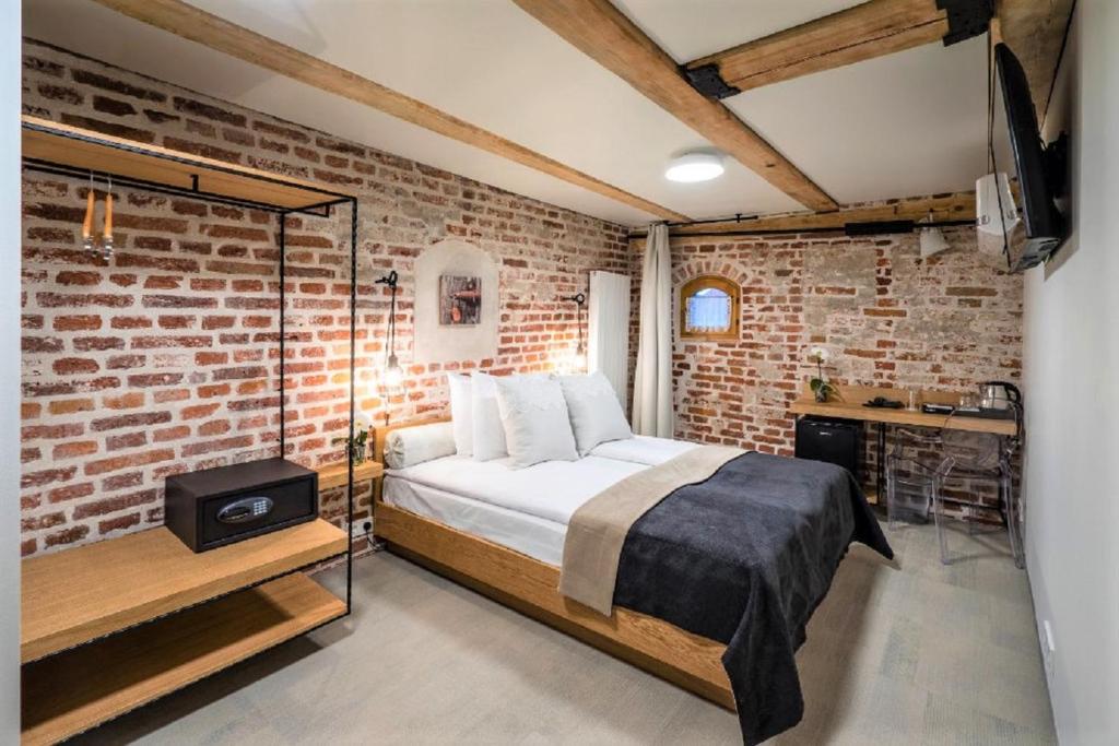 Un pat sau paturi într-o cameră la Rixwell Old Riga Palace Hotel