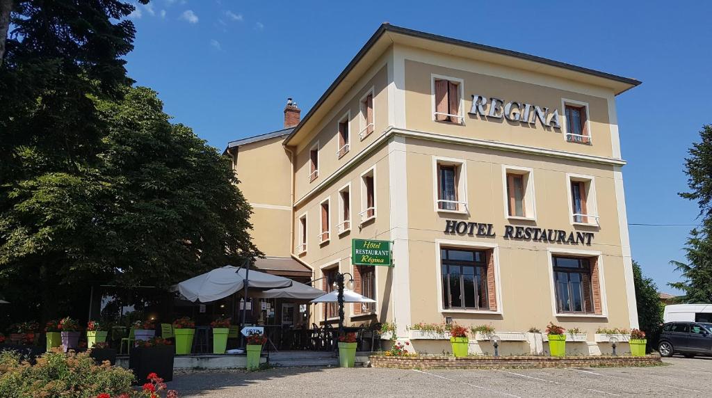 un bâtiment jaune avec un panneau indiquant le restaurant de l'hôtel dans l'établissement Hotel Regina, à Ars-sur-Formans