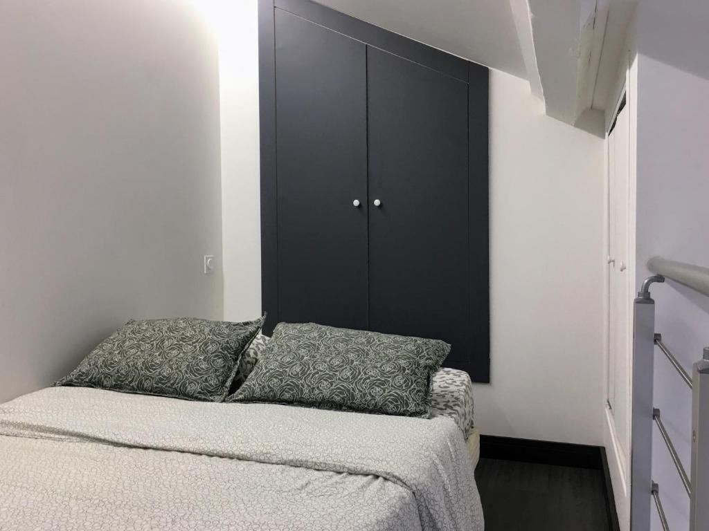 カンヌにあるCalmetteのベッドルーム1室(ベッド1台、黒いキャビネット付)
