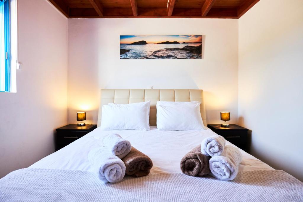 Postel nebo postele na pokoji v ubytování Nerida Beachfront Villas
