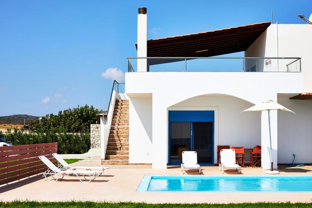 Bazén v ubytování Nerida Beachfront Villas nebo v jeho okolí