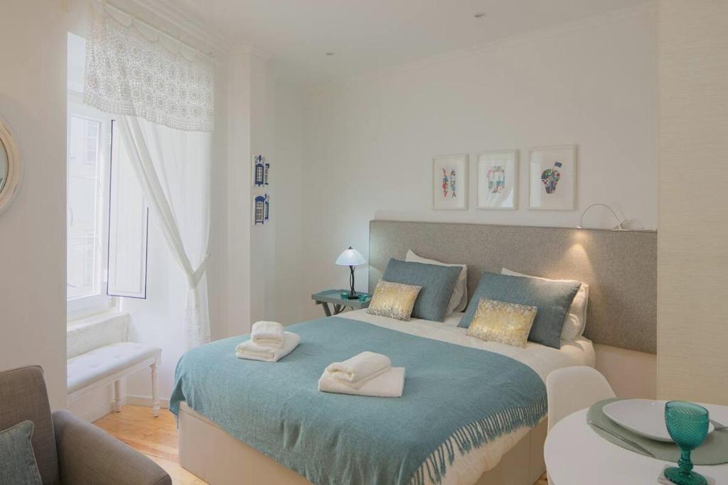 - une chambre avec un lit et 2 serviettes dans l'établissement Central Turquoise Studio, à Lisbonne