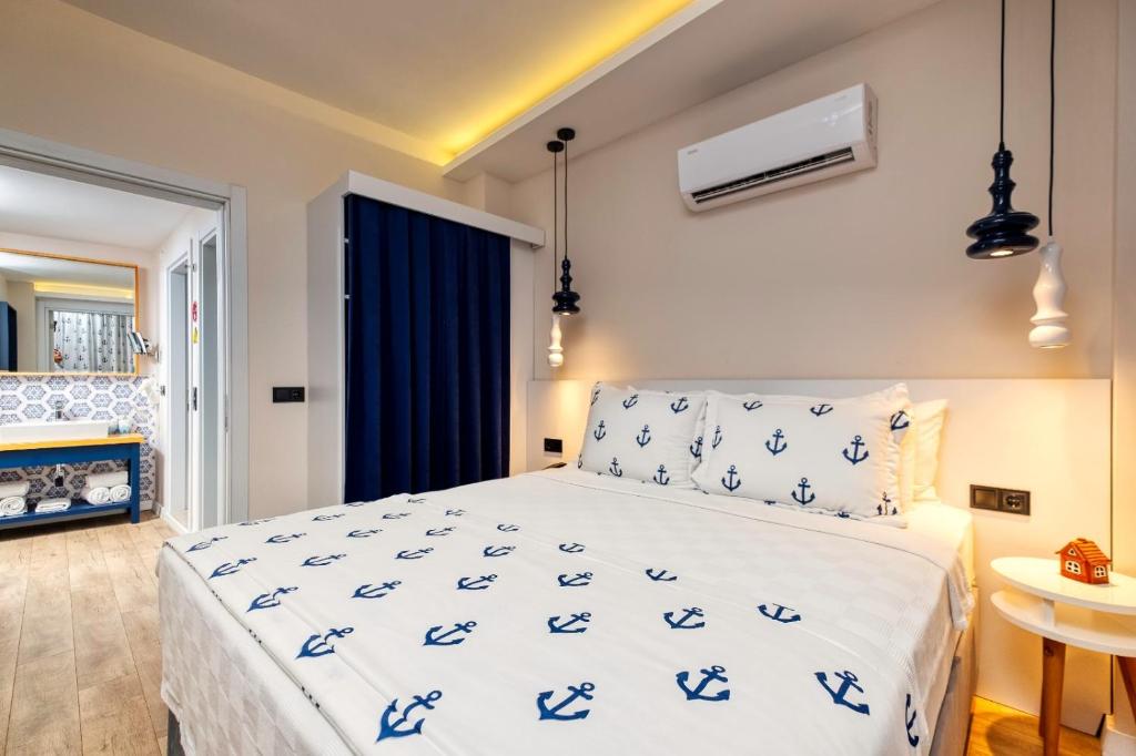 Postel nebo postele na pokoji v ubytování Ece Marina Suites