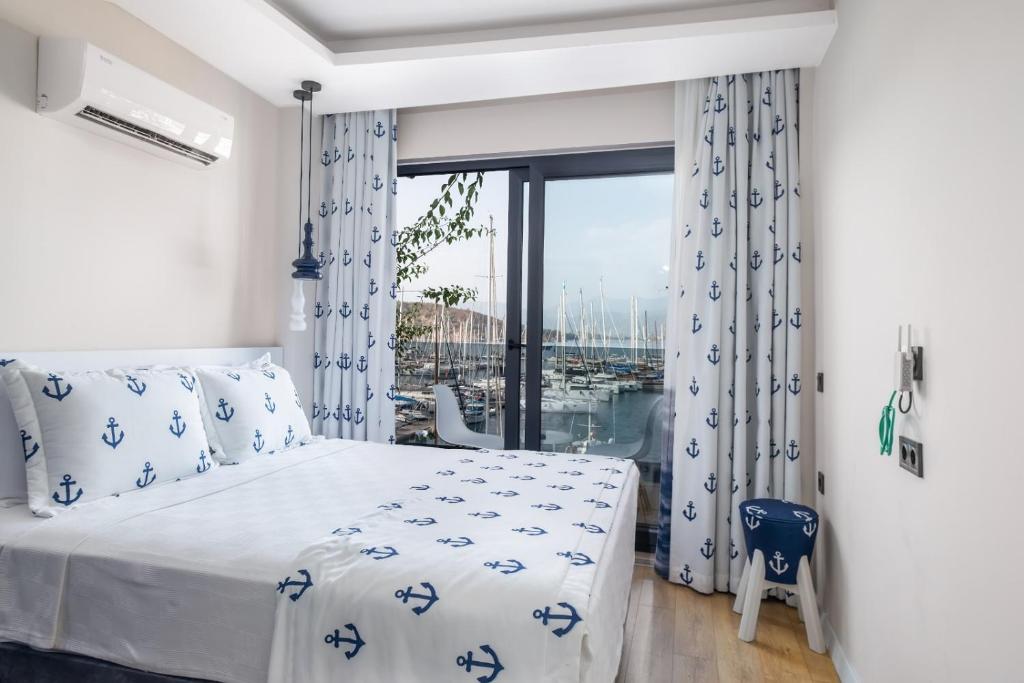 Postel nebo postele na pokoji v ubytování Ece Marina Suites