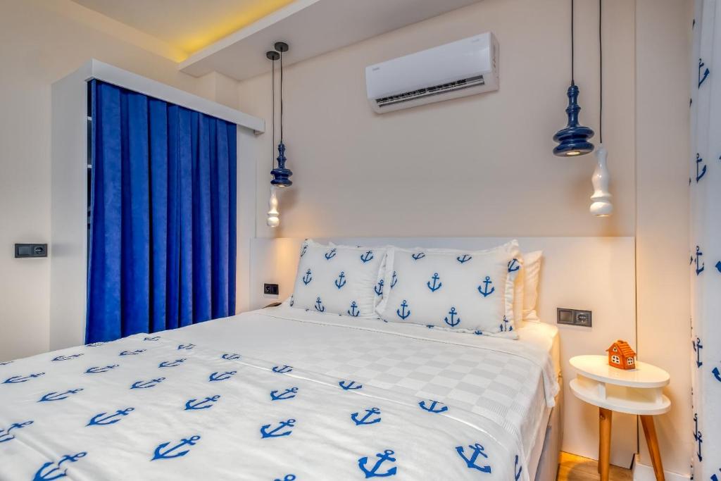 Postel nebo postele na pokoji v ubytování Ece Marina Suites