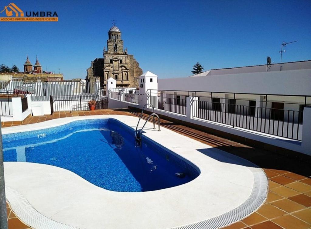 a large swimming pool on top of a building at APARTAMENTO Centro ciudad in Jerez de la Frontera