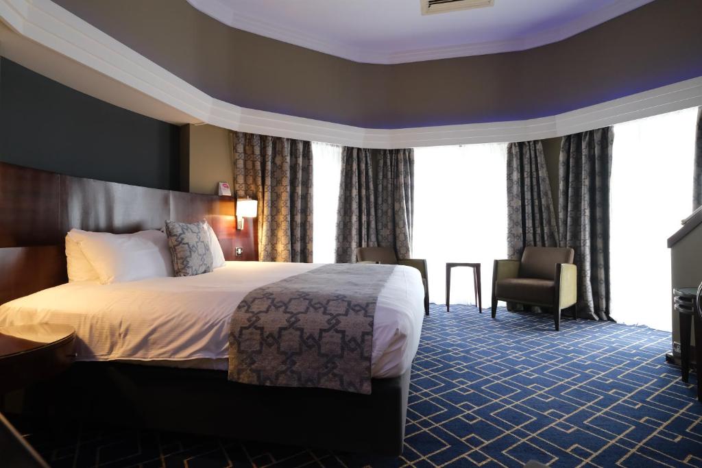 Crowne Plaza Liverpool - John Lennon Airport, an IHG Hotel - Junior Queen Suite With Aircrafts View