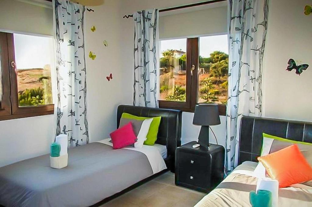 Postel nebo postele na pokoji v ubytování Villa Agnanti Exceptional Secluded Tranquil Sunset Beach Villa