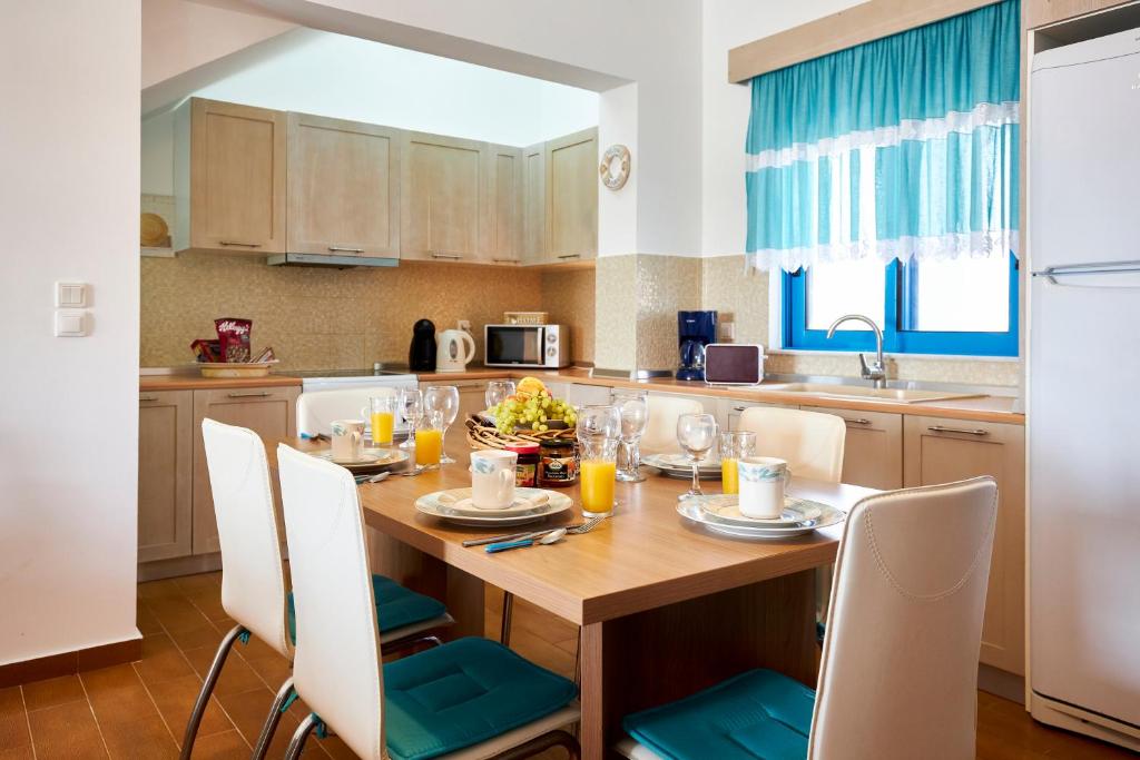 Kuchyň nebo kuchyňský kout v ubytování Nerida Beachfront Villas