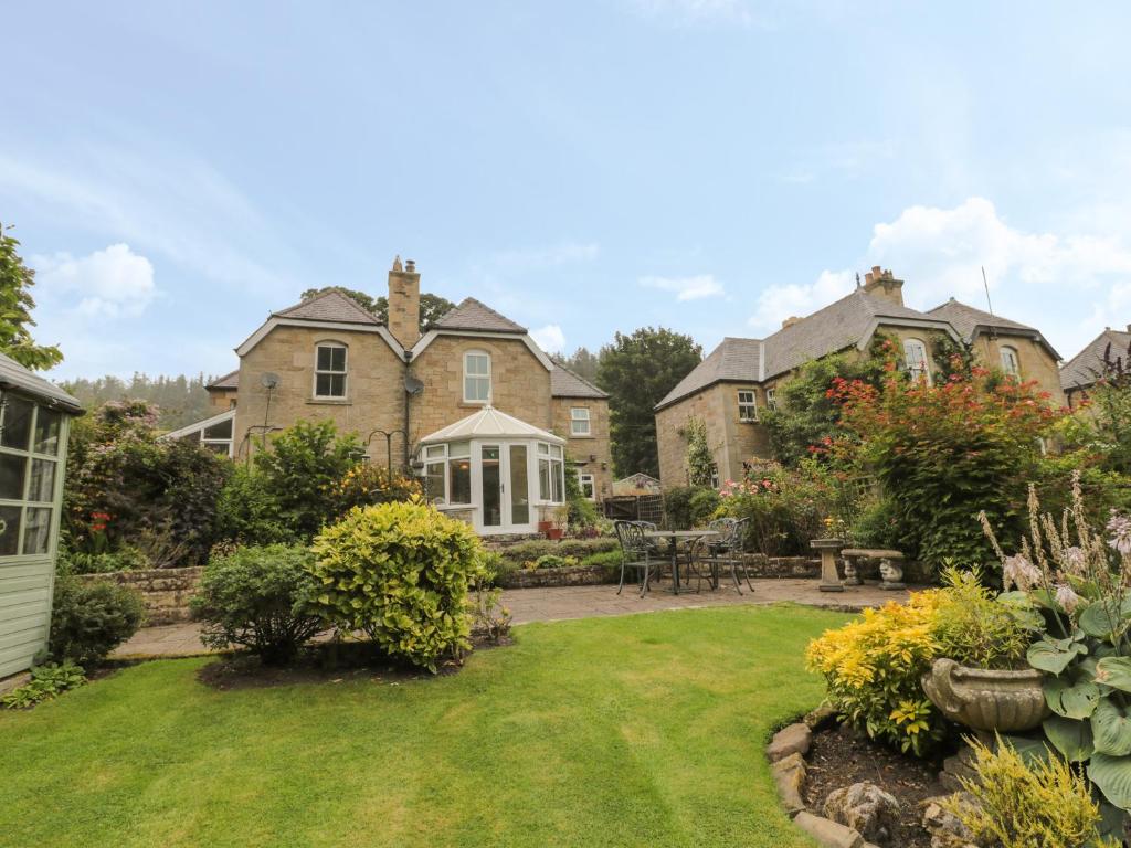 einen Garten vor einem Haus in der Unterkunft Red Squirrel Cottage, 5 Biddlestone in Morpeth