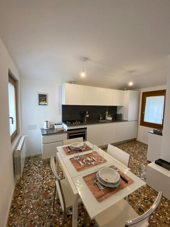 een keuken met een tafel en stoelen in een kamer bij Ca' Berto Apartment in Venetië
