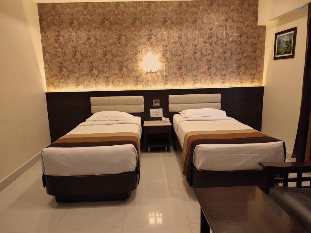Postel nebo postele na pokoji v ubytování Hotel Deepam
