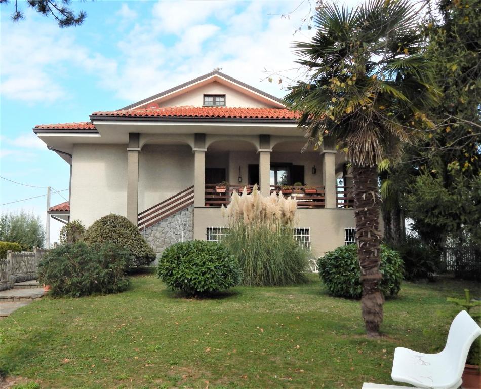 una casa con una palmera delante de ella en Amo' le Langhe, en Narzole